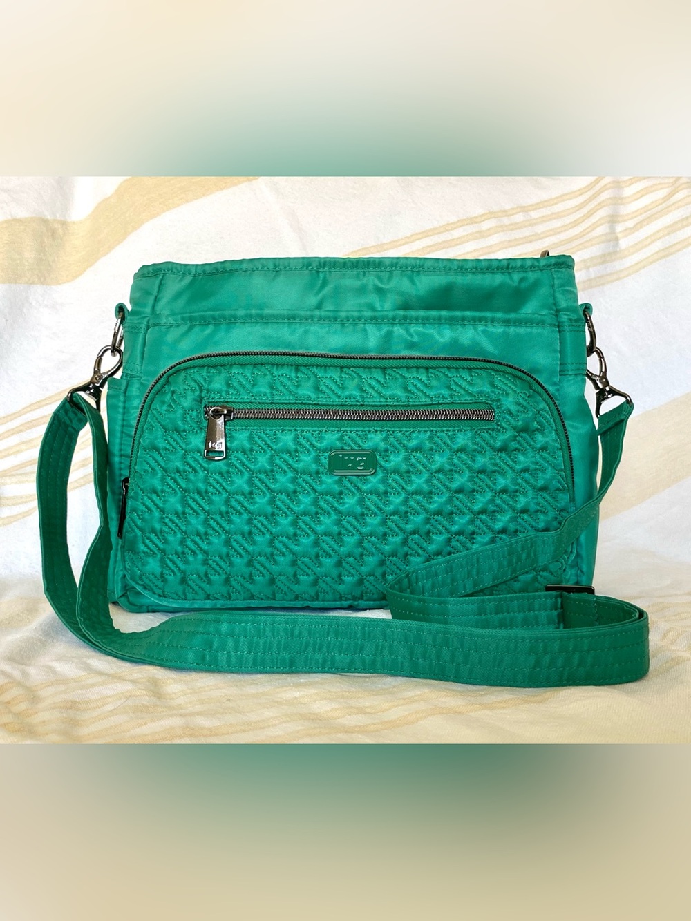 LUG | Kelly Green ☘️ Quilted Crossbody ~ 11”x 8.5”x 3” Medium - Picture 2 of 15